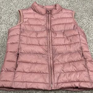 Gap Kids Lightweight Puffer Vest Size M(8-10). Gently used. In good conditions.